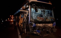 Xe khách tông xe tải trong đêm, 32 người may mắn thoát chết