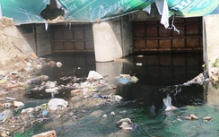 Cống nước đen ngòm thải ra bãi tắm Sầm Sơn