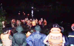 Xe máy "kẹp 4" lao xuống sông, 2 người tử vong