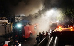 Cháy nhà giữa phố, giao thông bị ách tắc