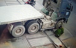Dắt xe qua đường ngang, cụ ông bị xe đầu kéo tông tử vong