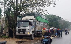 Xe máy đâm ô tô tải dừng bên đường, một người tử vong