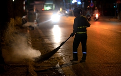 Vất vả nghề... quét rác đêm