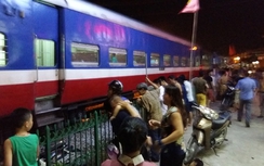 Va chạm với tàu hỏa, thiếu nữ nhập viện khẩn