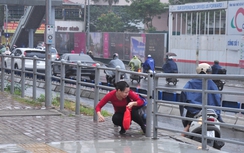 Bỏ qua cầu vượt, muôn kiểu sang đường... bá đạo