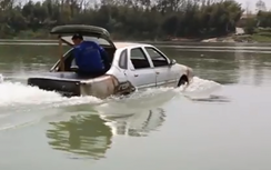 Ô tô đồng nát được độ chế lội nước như ca nô