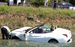 Khó hiểu khi tài xế cố tình “dìm chết” siêu xe Ferrari?