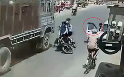 Mở cửa thiếu quan sát hất văng nhóm học sinh vào gầm xe