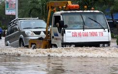 Điện thoại cứu hộ "cháy máy" vì ô tô "chết đuối" ngày mưa