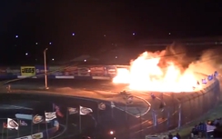 Ba ô tô phát nổ như bom, tài xế sống sót thần kỳ