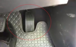 Lắp thảm trải sàn sai cách, tài xế gặp nạn do kẹt chân ga