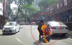 Video: Đang lưu thông, Piaggio LX bất ngờ bốc cháy dữ dội