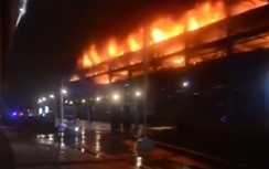 Video: Ngọn lửa kinh hoàng thiêu rụi 1.400 ô tô đầu năm mới