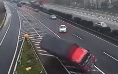 Tài xế dừng xe giữa cao tốc bị "ném đá" vì gây tai nạn