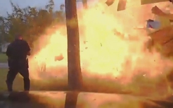 Ford Explorer bất ngờ phát nổ như bom sau khi đâm vào nhà dân