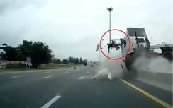 Video: Tài xế bay khỏi cabin, tử nạn do không thắt dây an toàn