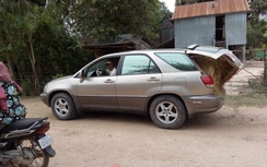 Nông dân Campuchia dùng xe Lexus chỉ để chở rơm