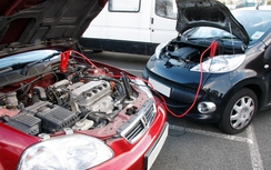 Phát khóc vì ô tô mất điện không nổ máy, phải làm sao?