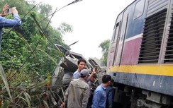Xe tải mất phanh lao lên đường ray bị tàu hỏa đâm trực diện