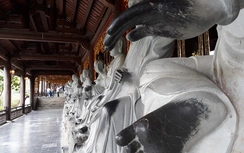 Xoa tiền, chạm tay tượng Phật ở chùa Bái Đính có cầu được may?