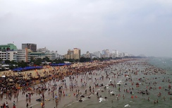 Bãi biển Sầm Sơn ken đặc người dịp nghỉ lễ 30/4