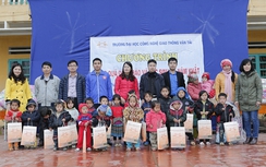 Hơn 2.000 bộ quần áo ấm đến với bà con Yên Bái