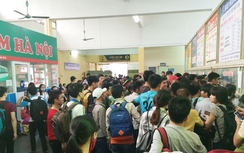 Hà Nội: Bến xe quá tải, giao thông ùn tắc ngày 30/4