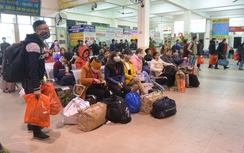 Khách vật vã chờ cả tiếng rời Hà Nội về quê chiều 28 Tết