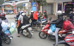 Người dân lỉnh kỉnh đồ đạc trở lại Thủ đô chiều mùng 4 Tết
