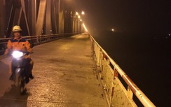 Kiểm tra lan can cầu Chương Dương sau vụ ôtô lao xuống sông Hồng