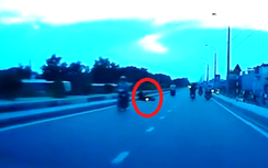 Video: Cô gái bị cướp giật ngã sõng soài ở Hà Nội