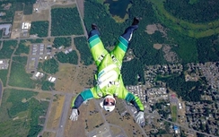 Video: Cú nhảy "thần sầu" không dù từ độ cao gần 8.000 mét