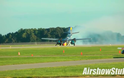 Video: Máy bay đáp bằng mũi, đường băng toé lửa