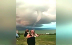 Video: Cảnh vòi rồng khổng lồ khuynh đảo bờ biển Anh trong 30 phút