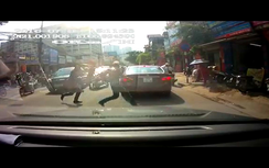 Va chạm nhẹ, 2 thanh niên dùng MBH "choảng" nhau