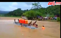 Video: Rùng mình cảnh chở quan tài băng qua nước lũ