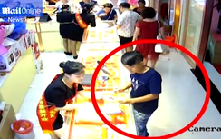 Video: Nữ nhân viên bán hàng "bay" qua tủ kính bắt tên trộm