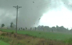 Video: Lốc xoáy thổi bay hàng loạt ngôi nhà như ngày tận thế