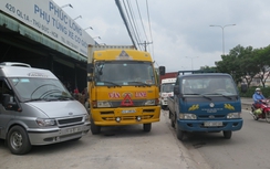 Xe chiếm lòng đường, dân mong CSGT thông cảm!
