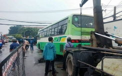 Xe buýt sa "hố tử thần" giữa TP.HCM, hành khách hốt hoảng