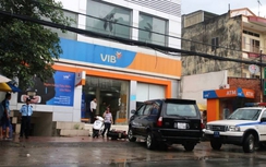 Ngân hàng bị người đàn ông ném vật nghi lựu đạn khói