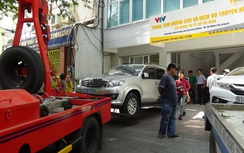 Quận 1 đập bỏ tường, phạt xe biển xanh chiếm vỉa hè, lòng đường