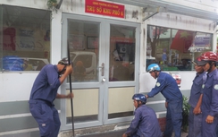 Quận 1 đập trụ sở khu phố, người dân ra đường ủng hộ