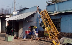Cần cẩu đè sập nhà dân, nhiều người bị thương