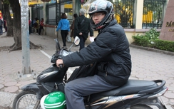 Sinh viên chạy xe ôm, bán hàng... mưu sinh dịp Tết