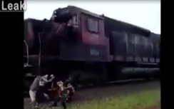 Cả gan tạo dáng chụp hình trước mũi đoàn tàu đang lao tới