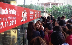 Cửa hàng ngừng bán, khách chui cửa cuốn mua đồ ngày Black Friday