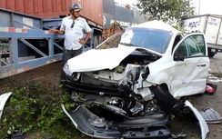 Xế hộp bị xe container húc văng qua dải phân cách