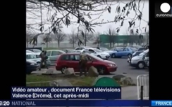 Bất chấp lời cảnh báo, một lái xe bị binh sỹ bắn trọng thương