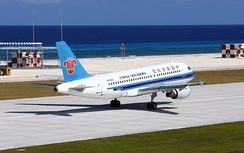 ẢNH máy bay Trung Quốc ngang ngược đáp xuống Đá Chữ Thập